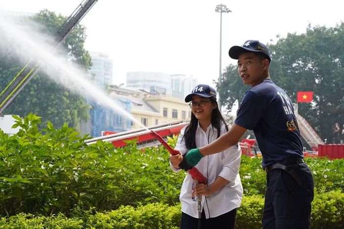 Sự kết hợp giữa trưng bày thiết bị hiện đại và các hoạt động trải nghiệm thực tế đã tạo nên điểm nhấn riêng cho gian hàng của Công an thành phố Hà Nội tại triển lãm năm nay...
