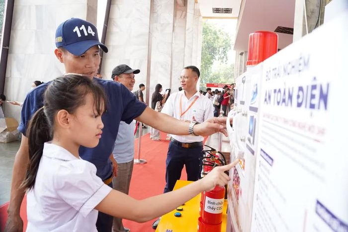 Qua những gì được giới thiệu tại triển lãm, khách tham quan có thể hình dung rõ hơn về hành trình từ công tác phòng ngừa, cảnh báo nguy cơ đến tổ chức chữa cháy, cứu người và khắc phục hậu quả khi sự cố xảy ra.