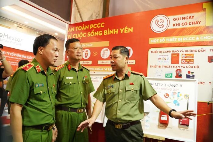 Thiếu tướng Lê Văn Tuân, Phó Giám đốc CATP Hà Nội tham quan thiết bị báo cháy không dây của Công ty TNHH MTV Tháng