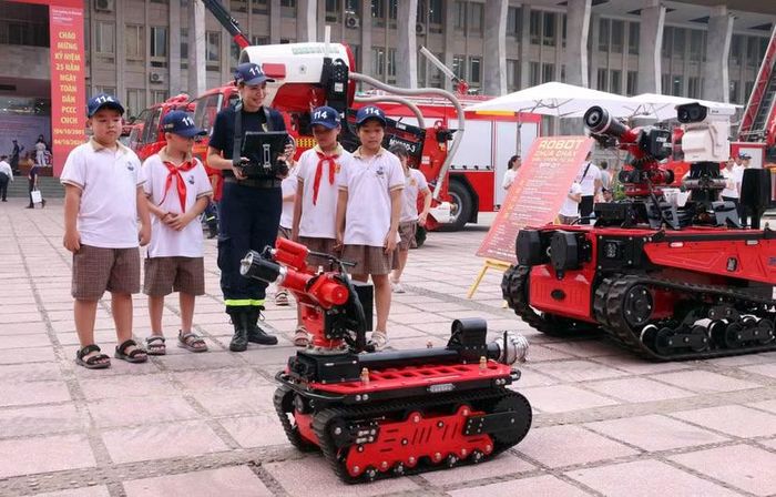 Các em nhỏ được tham quan robot chữa cháy hiện đại