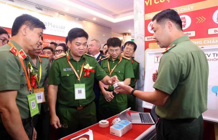 Thiếu tướng Dương Đức Hải, Cục trưởng Cục Cảnh sát PCCC và CNCH cùng các đại biểu tham quan các gian trưng bày