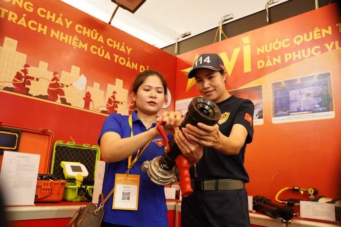 Đây còn là nơi kết nối giữa lực lượng Cảnh sát PCCC và CNCH với người dân; đưa những kiến thức, kỹ năng PCCC và CNCH đến gần hơn với cộng đồng, đồng thời giúp người dân hiểu hơn về công việc đặc thù, đầy hiểm nguy của những người lính chữa cháy, cứu nạn, cứu hộ.