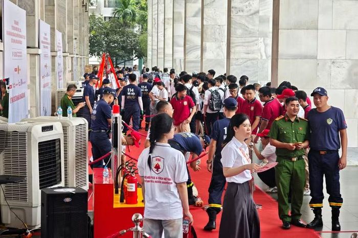 Hành lang Cung Việt Xô chật kín từ sớm. Hàng ngàn học sinh xếp hàng dài, kiên nhẫn chờ đợi đến lượt bước vào các khu vực trải nghiệm thực tế do Cảnh sát PCCC và CNCH CATP Hà Nội tổ chức.