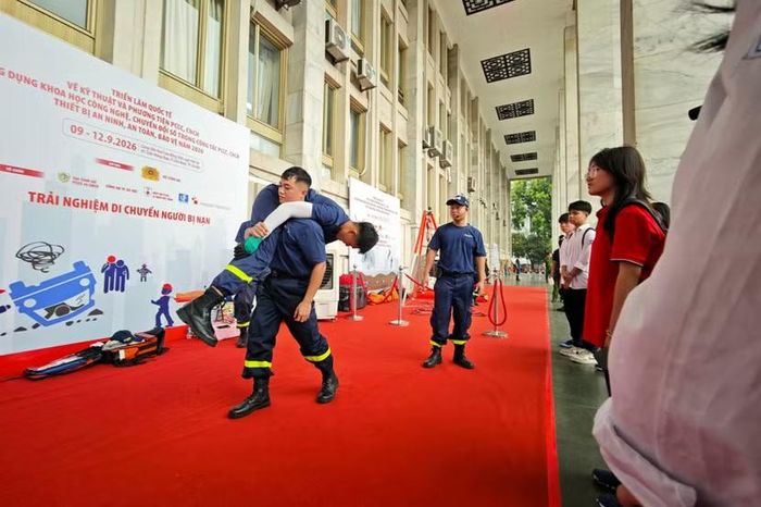 Phút biểu diễn kỹ thuật cõng người bị nạn di chuyển nhanh của các chiến sĩ PCCC. Sự gọn gàng, dứt khoát khiến nhóm học sinh đứng xem không khỏi trầm trồ.