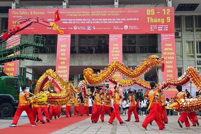 Sáng nay, khuôn viên Cung Văn hoá Lao động Hữu nghị Việt Xô (phường Cửa Nam, TP Hà Nội) rộn vang tiếng trống hội và màn múa lân chào mừng Triển lãm Quốc tế về kỹ thuật và phương tiện PCCC, CNCH 2026. Sự kiện lớn nhất năm của lực lượng PCCC biến nơi đây thành tâm điểm chú ý.