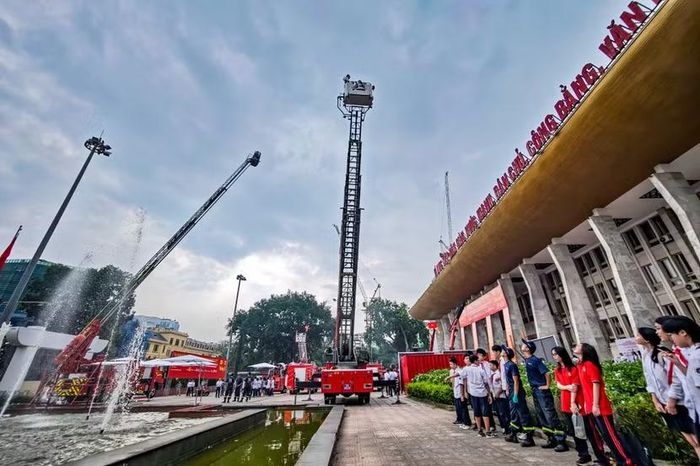 Góc nhìn toàn cảnh phô diễn sức mạnh cơ giới. Chiếc xe thang hiện đại nhất vươn cần xé toạc không gian, đưa các em học sinh lên độ cao tương đương tòa nhà chục tầng.