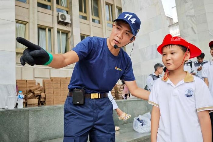 "Chú ý quan sát hướng gió trước khi rút chốt!" - Lời dặn dò ngắn gọn, dứt khoát của chiến sĩ công an dành cho cậu bé đội mũ bảo hộ đỏ ngay trước vạch xuất phát dập lửa.