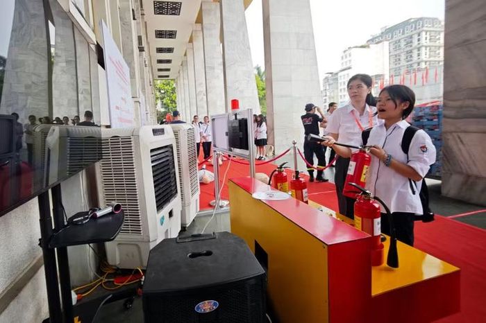 Bên cạnh lửa thật, khu vực trải nghiệm bình chữa cháy điện tử tích hợp màn hình giả lập thu hút đông đảo học sinh thử sức độ phản xạ, tính điểm chính xác khi phun vào gốc lửa ảo.