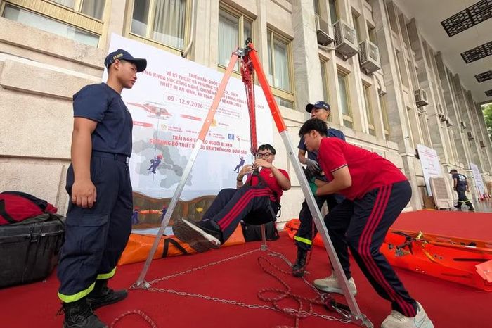 Thử thách lòng dũng cảm: Học sinh tự mình mặc đai an toàn, trải nghiệm cảm giác bị treo lơ lửng trên giá đỡ ba chân chuyên dụng để cứu hộ dưới giếng sâu hoặc không gian hẹp.