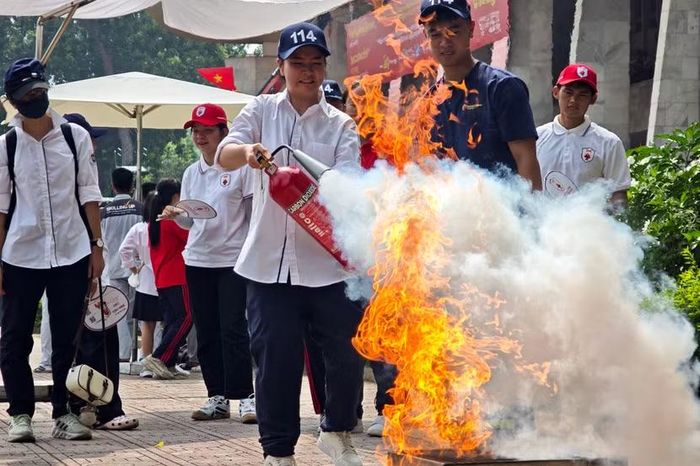 Ngọn lửa táp mạnh nhưng thao tác vẫn rất chuẩn xác. Việc tự tay đối mặt với sức nóng thực tế giúp các em xóa bỏ tâm lý hoảng loạn nếu gặp sự cố cháy nổ tại nhà.
