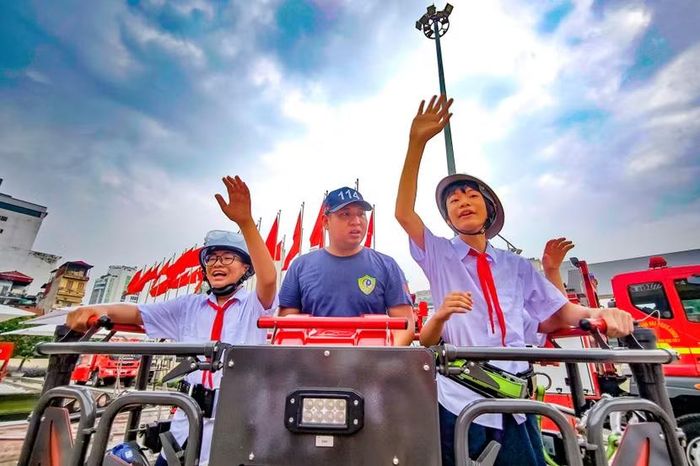 Nụ cười vỡ òa xen lẫn chút thót tim khi chiếc giỏ xe thang hạ dần xuống đất.
