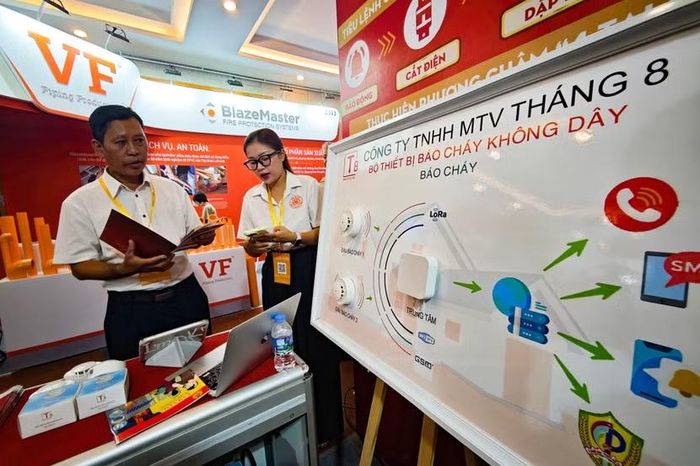 Khách tham quan chăm chú tìm hiểu về công nghệ cốt lõi của thiết bị: Sóng vô tuyến LoRa. Khác với Wi-Fi truyền thống vốn hay chập chờn, tín hiệu LoRa có khả năng xuyên qua các lớp tường bê tông ổn định trong phạm vi 15 mét (tương đương tòa nhà cao 4-5 tầng) mà hoàn toàn không cần đục phá thi công.