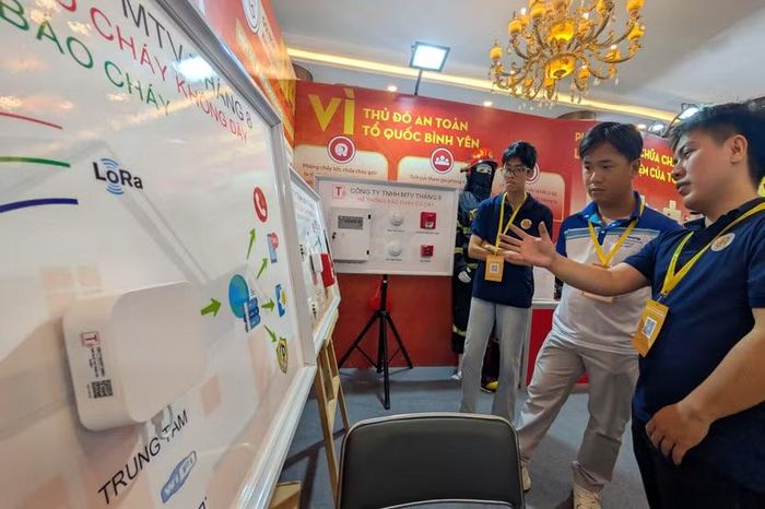 Sức nóng từ gian hàng Công an Hà Nội trong buổi sáng khai mạc không có dấu hiệu hạ nhiệt. Đưa một công nghệ phức tạp trở nên dễ tiếp cận, dễ lắp đặt với mọi tầng lớp lao động chính là giá trị lớn nhất mà bộ thiết bị này mang lại.