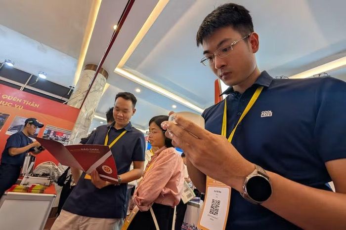 Sự sắc nét của một sản phẩm công nghiệp an ninh "Make in Công an Hà Nội" khiến nhiều khách hàng khắt khe cũng phải gật đầu sau khi lật mở, soi kỹ từng chi tiết linh kiện.