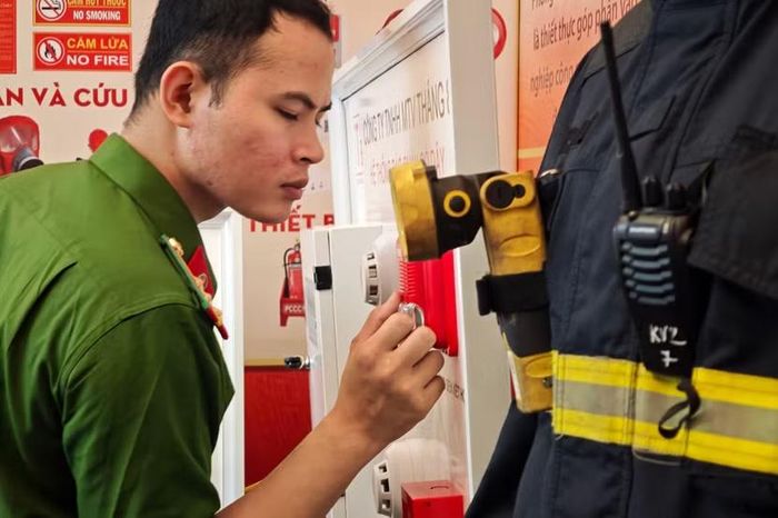 Ngoài đầu báo khói tự động, hệ thống tích hợp nút ấn báo cháy thủ công. Chỉ một thao tác ấn dứt khoát, toàn bộ tổ hợp chuông và đèn báo động tại cơ sở sẽ đồng loạt kích hoạt, đánh thức mọi người.