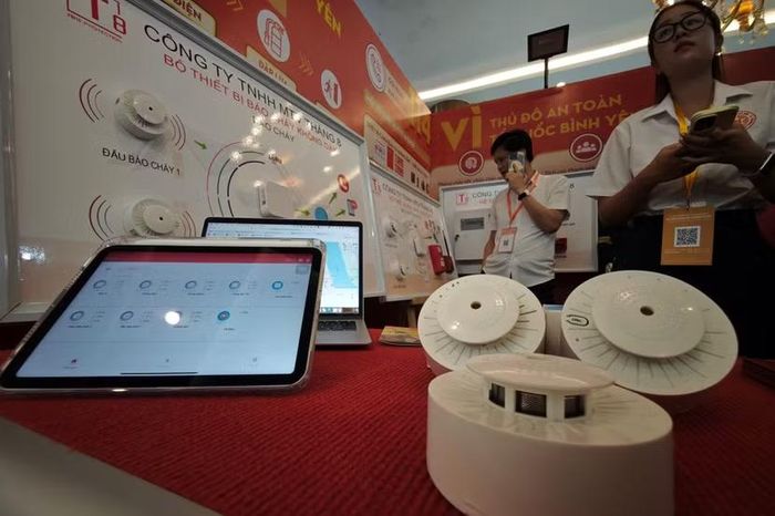 Những chiếc đầu báo khói trắng muốt, sẵn sàng được đưa vào lắp đặt. Lô 1.800 bộ thiết bị đầu tiên đã được "thử lửa" xuất sắc tại các khu nhà trọ cao tầng trên địa bàn Hà Nội Và mới đây đã chính thức ra mắt, đưa vào thị trường