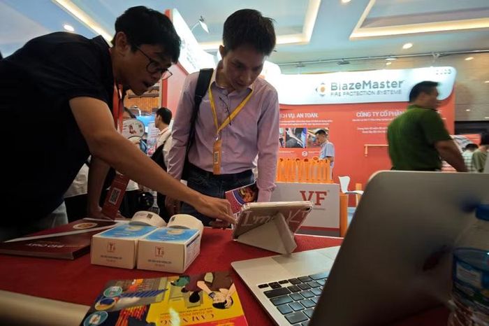 Cuốn cẩm nang an toàn được khách hàng doanh nghiệp đối chiếu trực tiếp với sa bàn hoạt động. Tính năng không cần thi công cáp cáp điện, cáp mạng giúp các ban quản trị chung cư tiết kiệm hàng chục triệu đồng chi phí cải tạo.