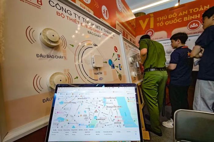 Ở góc độ vĩ mô, tọa độ của từng điểm báo cháy được ghim trực tiếp lên bản đồ số. Chỉ huy tại trung tâm lập tức nắm bắt được vị trí phát hỏa chính xác trên màn hình máy tính theo thời gian thực để xuất xe bồn ứng cứu.
