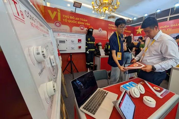 Đại diện các doanh nghiệp so sánh thiết bị nội địa với các dòng cảm biến ngoại nhập. Sự ổn định và khả năng bảo mật dữ liệu tuyệt đối trên cụm máy chủ đặt tại Việt Nam là lợi thế cạnh tranh sống còn.