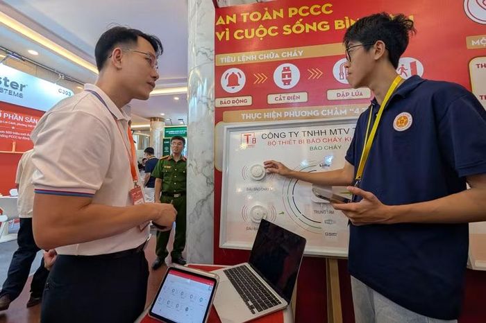 Bảng sơ đồ nguyên lý hoạt động của hệ thống báo cháy không dây được đặt ngay lối đi chính, lập tức níu chân những ai đang tìm kiếm giải pháp an toàn cho các công trình không thuộc diện bắt buộc lắp đặt hệ thống báo cháy tự động.