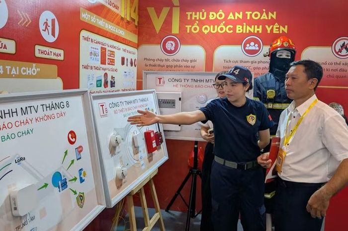 Một nữ cán bộ giải thích về "hàng rào" dự phòng 3 lớp. Nếu điểm cháy xập xệ bị cắt điện và rớt mạng Internet, hệ thống lập tức tự chuyển sang dùng sóng viễn thông GSM để đẩy thông tin cảnh báo đi.
