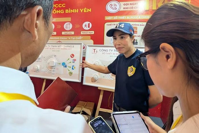 "Điểm mù" chết người nhất của hỏa hoạn là lúc nửa đêm khi mọi người ngủ say. Thiết bị của Công an Hà Nội giải bài toán này bằng tính năng Auto Call: Ngay khi phát hiện khói dưới 15 giây, hệ thống sẽ tự động gọi điện thoại liên tục đến máy cá nhân của chủ nhà.