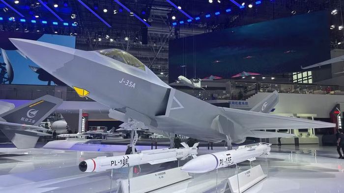 Mặc dù J-35 đã chính thức đi vào hoạt động kể từ năm 2025 nhưng vẫn còn một số hạn chế về hệ thống và lỗi thiết kế. Vấn đề được nhắc đến thường xuyên nhất chính là sự cố động cơ, đây cũng là điểm yếu nghiêm trọng nhất.