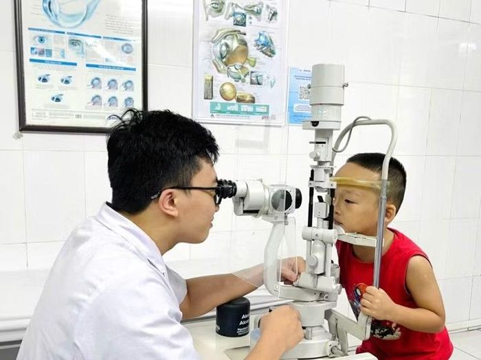 Không ít em còn nhỏ nhưng độ cận đã khá cao. (Ảnh: Bệnh viện Mắt cung cấp)