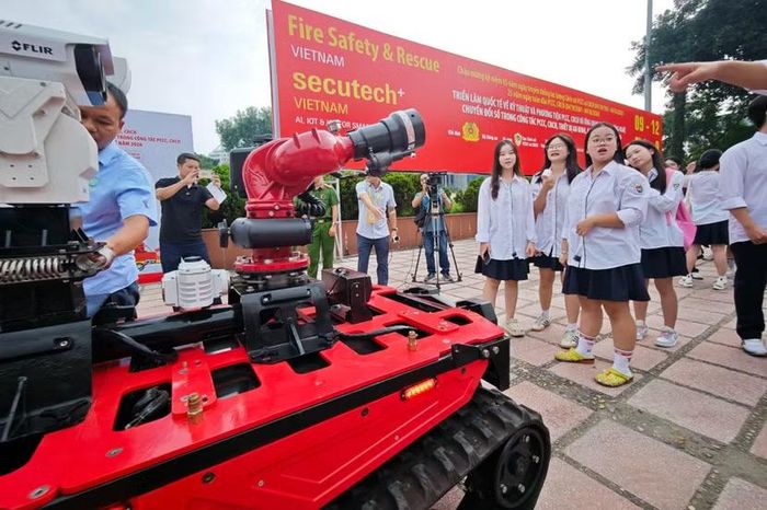 Sự xuất hiện của những cỗ máy không người lái thu hút sự tò mò đặc biệt của giới trẻ.