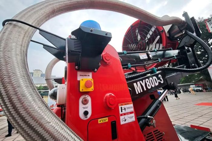 Bảng điều khiển khẩn cấp phía đuôi xe được thiết kế tinh gọn với các nút bấm cơ học, công tắc nguồn và chốt khóa an toàn. Hai đường ống mềm chịu áp lực cao được bố trí uốn lượn linh hoạt theo cử động của nòng phun.