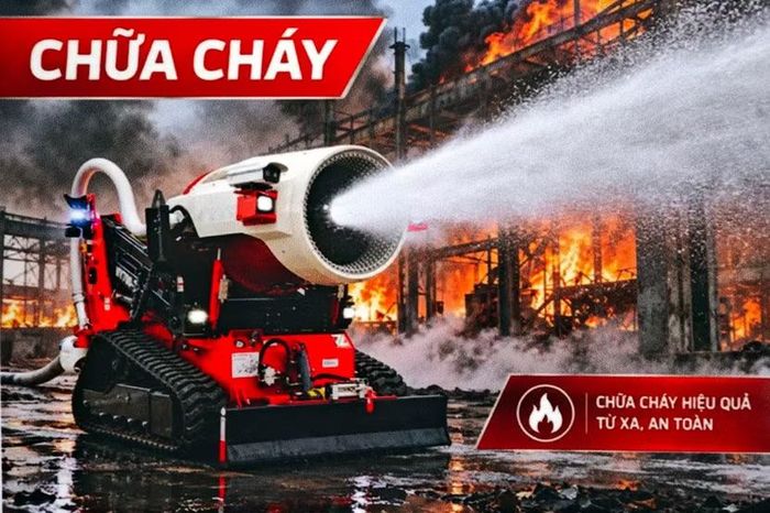 Lăng phun trung tâm phun xa hàng chục mét với áp lực cực mạnh. Thay vì phải ôm vòi nước lao vào sát ngọn lửa bức xạ hàng trăm độ C, lính cứu hỏa giờ đây đứng ở vùng an toàn cách xa 300 mét và điều khiển cỗ máy dập lửa.