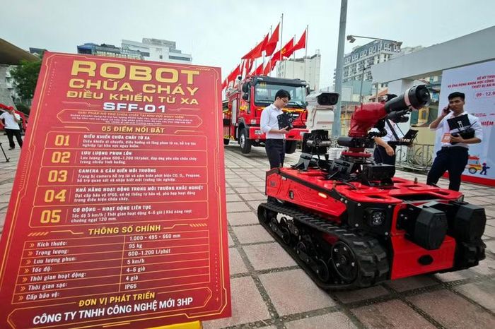 Bên cạnh "người khổng lồ" MY80D-3, triển lãm còn giới thiệu mẫu robot trinh sát cỡ trung SFF-01 do Công ty TNHH Công nghệ mới 3HP phát triển.
