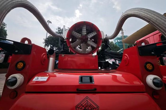 Nhìn từ phía sau, cụm quạt gió khổng lồ lộ rõ. Động cơ này tạo ra luồng hút khói và thổi sương với lưu lượng lên tới 80.000 m3/giờ.