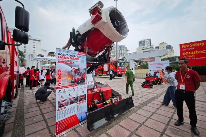 Khu vực trưng bày ngoài trời của Cung Văn hoá Lao động Hữu nghị Việt Xô (phường Cửa Nam, TP Hà Nội) thu hút bởi sự xuất hiện của MY80D-3 - cỗ robot chữa cháy hạng nặng