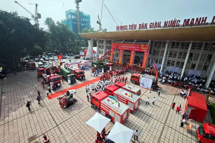 Việc đưa cơ giới hóa vào PCCC không chỉ bảo vệ tính mạng chiến sĩ mà còn mở ra một góc nhìn đầy tự hào về năng lực ứng phó thảm họa của Thủ đô. Triển lãm tiếp tục mở cửa miễn phí đến 12/9.