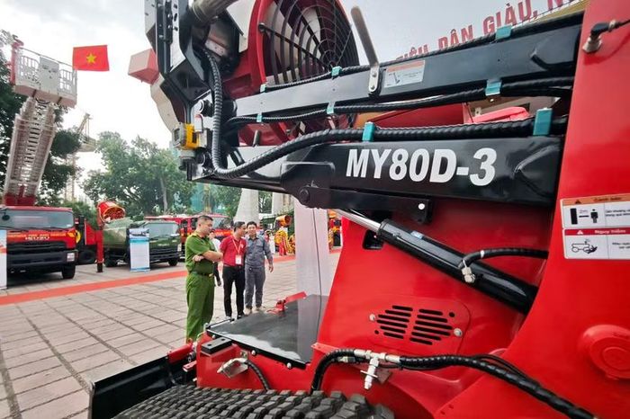 Cánh tay thủy lực to bản điều hướng nòng phun chính. Điểm đắt giá nằm ở sự tỉ mỉ trong khâu bảo vệ: Toàn bộ cáp điện và ống dẫn dầu đều được bọc ruột gà chống cháy, ép gọng sát vào thân xe để triệt tiêu rủi ro bị vật liệu sập đổ cắt đứt.
