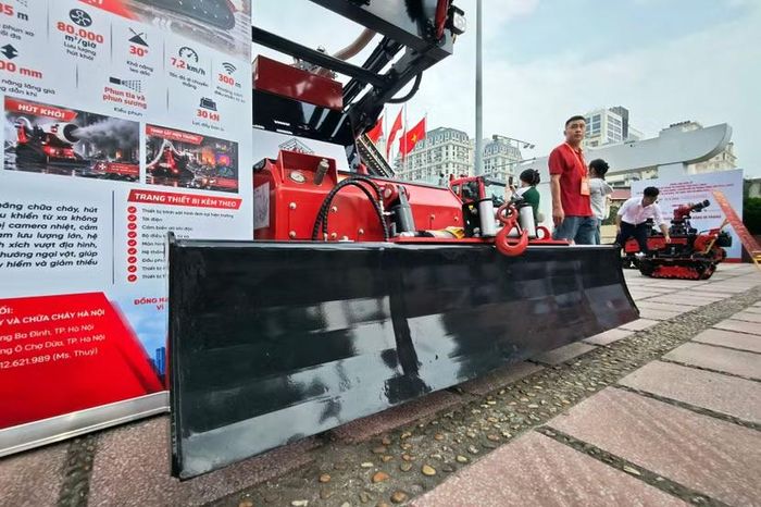 Không đơn thuần là một chiếc máy bơm di động, MY80D-3 đích thực là một chiếc xe bọc thép phá dỡ. Phía trước mũi xe trang bị lưỡi ủi thép nguyên khối. Với lực đẩy lên tới 30kN, cỗ máy này có khả năng húc văng mảng tường gạch, gạt phăng cửa cuốn gãy đổ để tự dọn đường tiến vào tâm lửa.