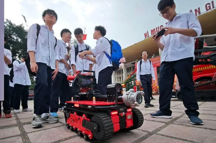 Cỗ máy này nhỏ gọn hơn nhưng mang trên mình hệ thống cảm biến môi trường chuyên sâu, có khả năng ngửi và phát hiện các luồng khí tử thần như CO, Propane hay đo nồng độ O2.