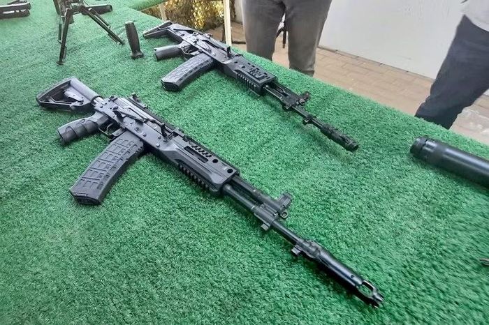 Sau đó, vào năm 2024, một phiên bản cải tiến khác đã được giới thiệu tại triển lãm Interpolitex, tập trung vào yếu tố công thái học: hình dạng báng được thay đổi, và trở thành dạng ống lồng.