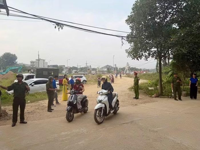 Lực lượng Công an và đoàn thanh niên, thầy, cô giáo phối hợp tuyên truyền an toàn giao thông để học sinh đến trường an toàn