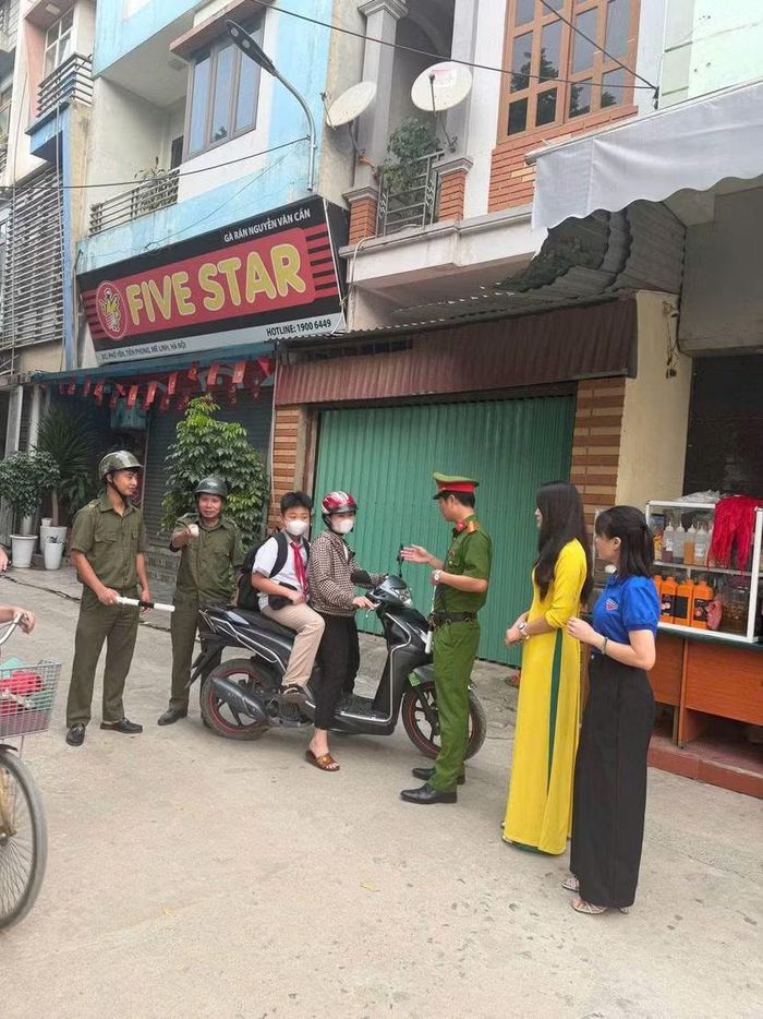 Công an xã tuyên truyền cho cha mẹ học sinh hiểu về pháp luật ATGT để tuân thủ quy định khi đưa đón con đi học và về nhà