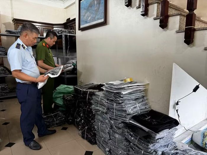 Đội QLTT số 16 thực hiện kiểm tra, kiểm soát trên địa bàn.