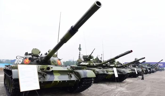 Sự xuất hiện của chiến xa T-62 đánh dấu một bước phát triển đáng chú ý về hỏa lực. Xe tăng này được Liên Xô phát triển từ nền tảng xe T-54/T-55 nhưng sử dụng pháo nòng trơn 115 mm, thay cho pháo 100 mm trên các dòng xe tăng tiền nhiệm.