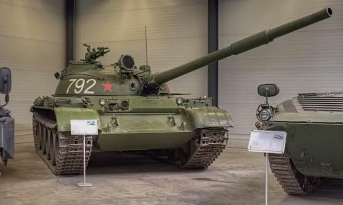 Chiến xa T-62 được phát triển từ cuối thập niên 1950 trên cơ sở T-54, nhưng có những thay đổi đáng kể về thiết kế và vũ khí.