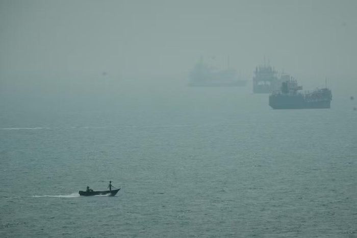 Tàu thuyền neo đậu giữa màn sương mù ở eo biển Hormuz ngoài khơi Bandar Abbas, Iran ngày 7-9-2026
