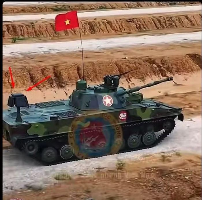 Các thành phần của hệ thống chế áp quang điện tử cũng có thể nhìn thấy, khí tài này giúp triệt tiêu khả năng dẫn đường của tên lửa chống tăng thế hệ thứ 2, đi kèm khí tài gây nhiễu kênh điều khiển của FPV gắn phía sau xe.
