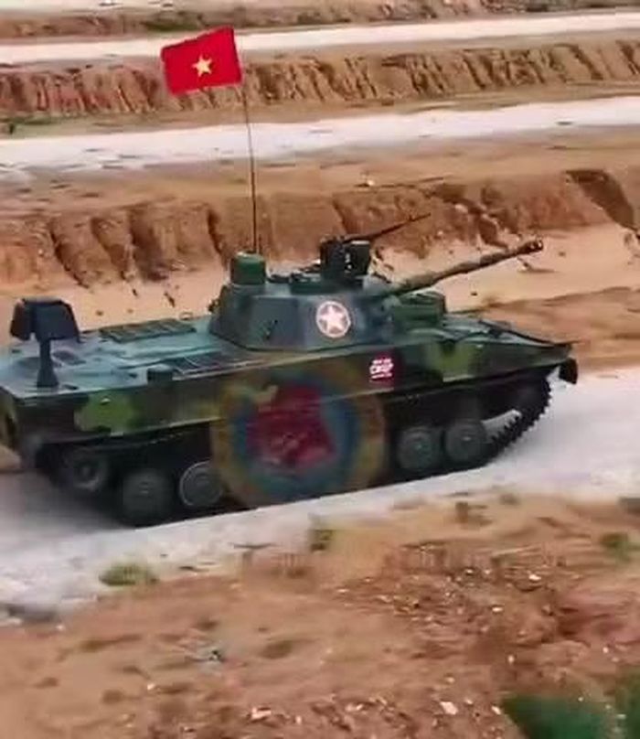Và trong những hình ảnh cũng như thước phim mới nhất, bên cạnh vẻ ngoài "trần trụi" thường thấy, phương tiện này còn được trang bị thêm các tấm giáp dạng lồng thép che kín các vị trí trọng yếu.