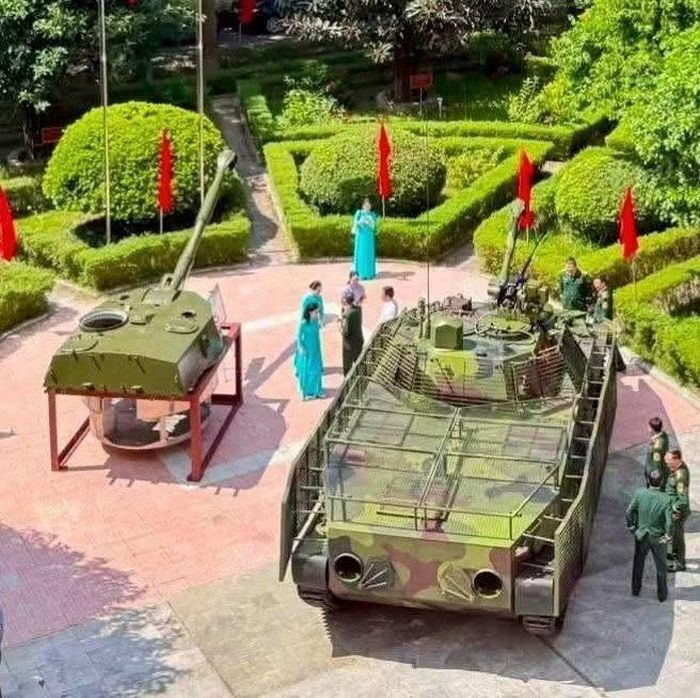 Điều thú vị là kết cấu này cũng được lắp đặt trên nóc, phía trên động cơ, điều này có thể mang lại lợi ích trong việc chống lại đạn thả từ UAV, mặc dù không có "lưới chắn" nào phía trên tháp pháo.