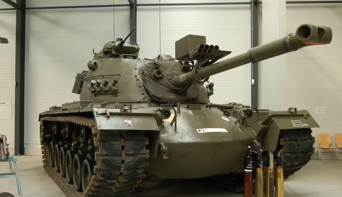 M48 sử dụng pháo 90 mm, trong khi M60 tiếp tục nâng hỏa lực lên 105 mm. So với Sherman, những chiếc Patton nặng hơn đáng kể và được thiết kế với trọng tâm rõ hơn vào khả năng chống tăng và sống sót trên chiến trường.