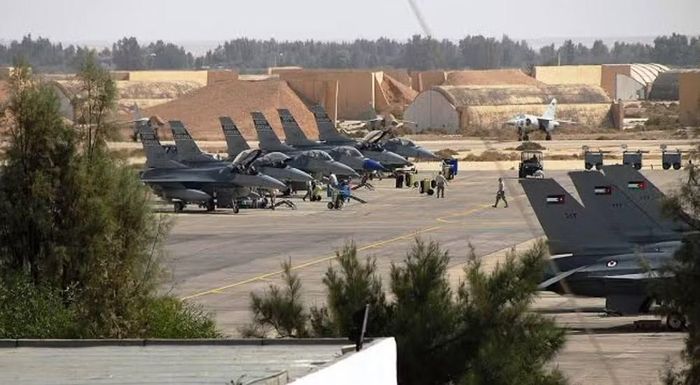 Muwaffaq Salti là căn cứ quan trọng của không quân Jordan và lực lượng Mỹ tại nước này. Căn cứ có 3 phi đoàn F-16 của Jordan cùng nhiều máy bay Mỹ và đồng minh tham gia chiến dịch chống tổ chức Nhà nước Hồi giáo (IS) tự xưng.